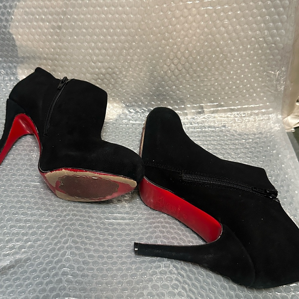Elegant Black Heeled Boots with Red Soles